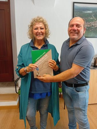 Imagen EL ALCALDE DE CASAS DE DON ANTONIO ENTREGA LAS LLAVES DE UNA VIVIENDA DE PROTECCIÓN OFICIAL