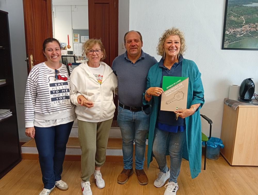 Imagen EL AYUNTAMIENTO DE CASAS DE DON ANTONIO ENTREGA LAS LLAVES DE UNA VIVIENDA DE PROTECCIÓN OFICIAL